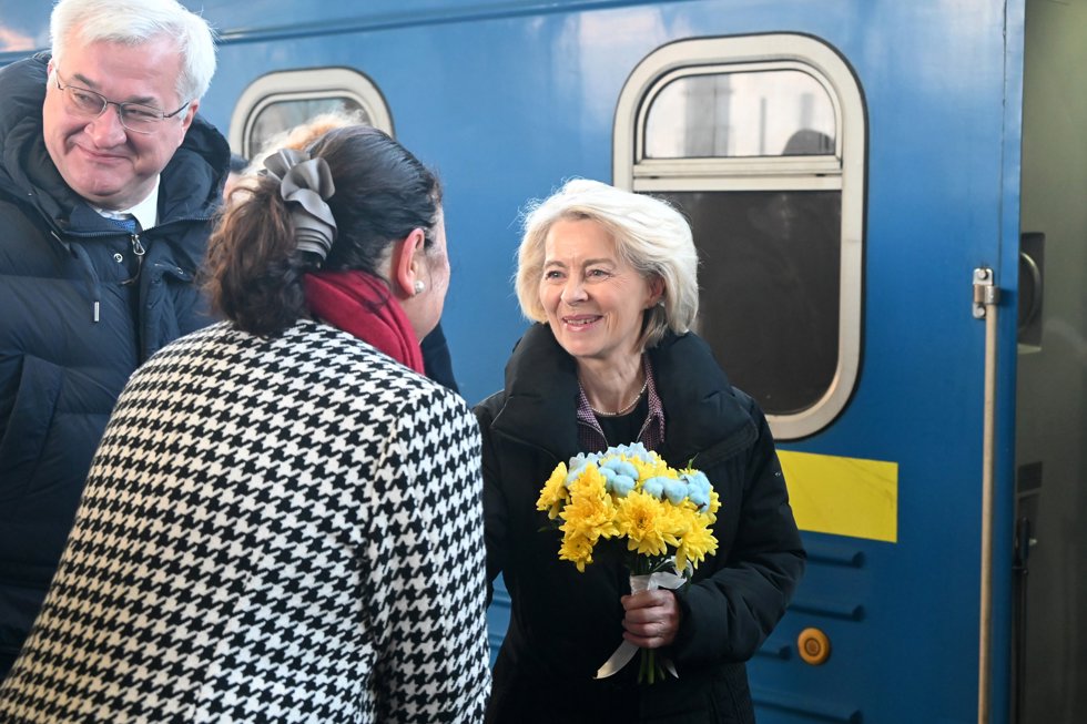 24 February 2026, Ukraine, Kiev: (L-R)Andrij Sybiha, Foreign Minister of Ukraine, and Katarina Mathernova, EU Ambassador to Ukraine, greet Ursula von der Leyen, President of the European Commission, after her arrival at the train station.