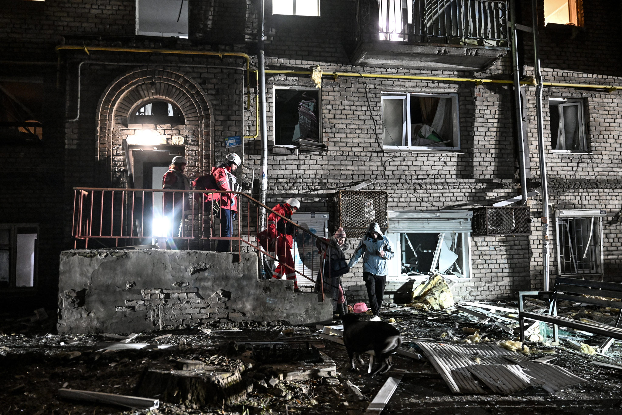 Zaporizhia, Ucrania: Médicos acompañan a residentes mientras abandonan un bloque de apartamentos dañado por un ataque nocturno ruso con vehículos aéreos no tripulados tipo Shahed el 24 de febrero, Zaporizhia, Ucrania, el 24 de febrero de 2026