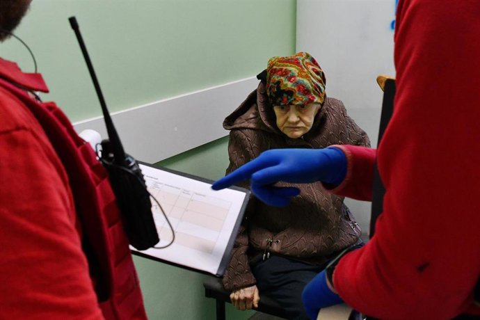 Archivo - Una mujer de avanzada edad en una operación de evacuación en Sloviansk, en Ucrania. 