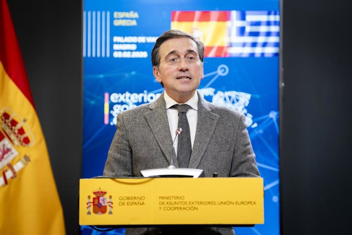 O ministro dos Negócios Estrangeiros, União Europeia e Cooperação, José Manuel Albares, dá uma entrevista coletiva após se reunir com seu homólogo grego, Georgios Gerapetritis, em 3 de fevereiro de 2026, em Madri (Espanha).