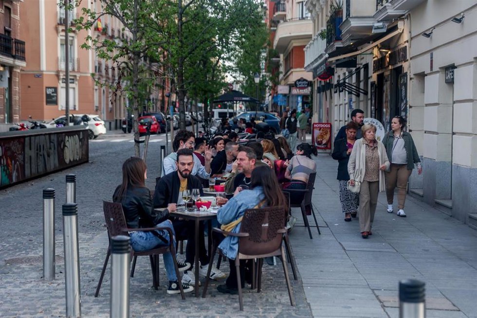Archivo - Varias personas en la terraza de un bar
