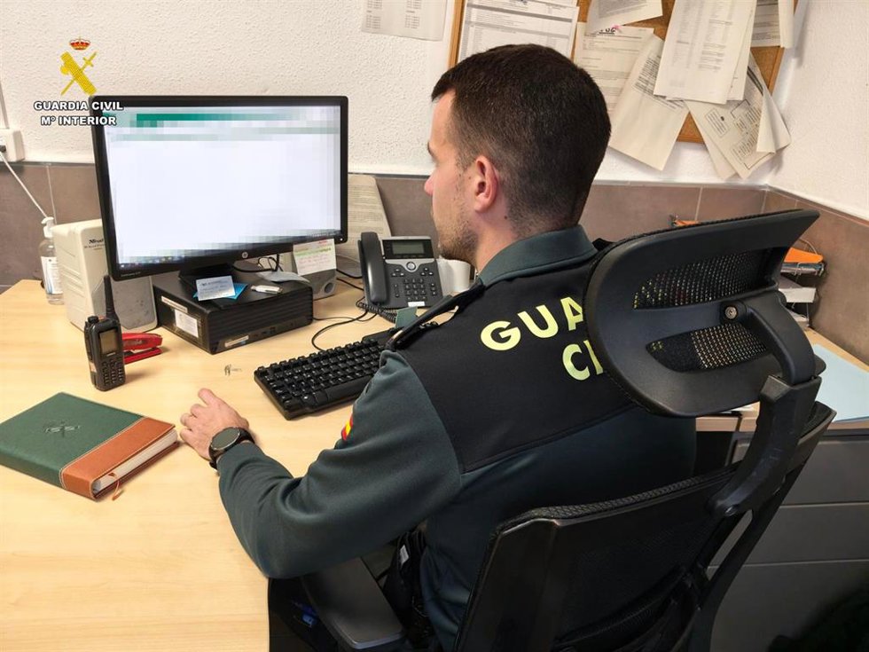 Agente de la Guardia Civil en investigación