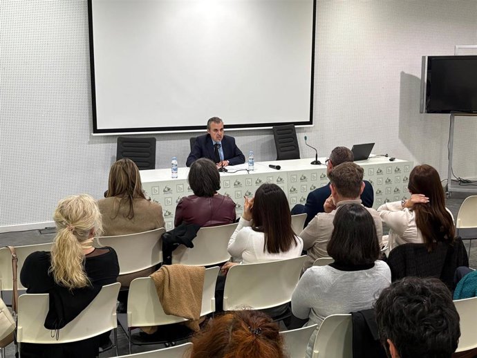 El conseller Vera durante una conferencia en Ceuta