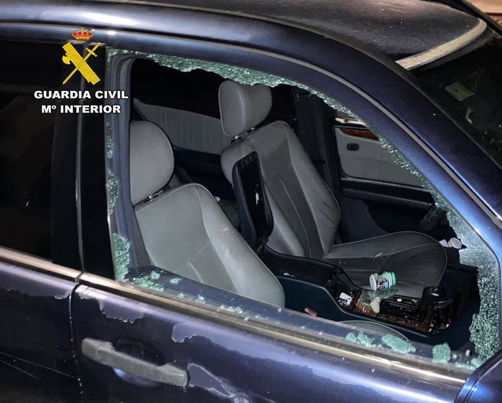 Imagen de uno de los vehículos robados por dos personas detenidas en Almansa.