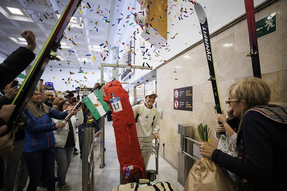 Aficionados reciben a la doble medallista de los Juegos Olímpicos de Invierno Ana Alonso, a su llegada al aeropuerto de Granada