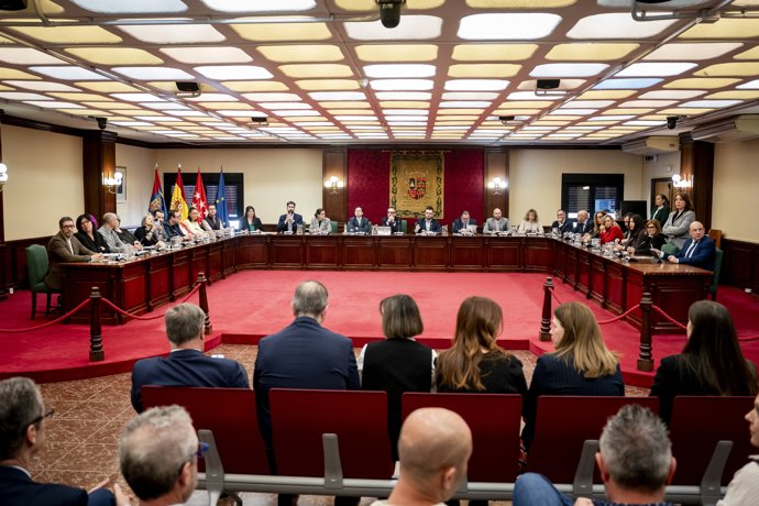 El alcalde de Móstoles, Manuel Bautista, durante un pleno extraordinario en el Ayuntamiento de Móstoles, a 24 de febrero de 2026, en Móstoles, Madrid (España).