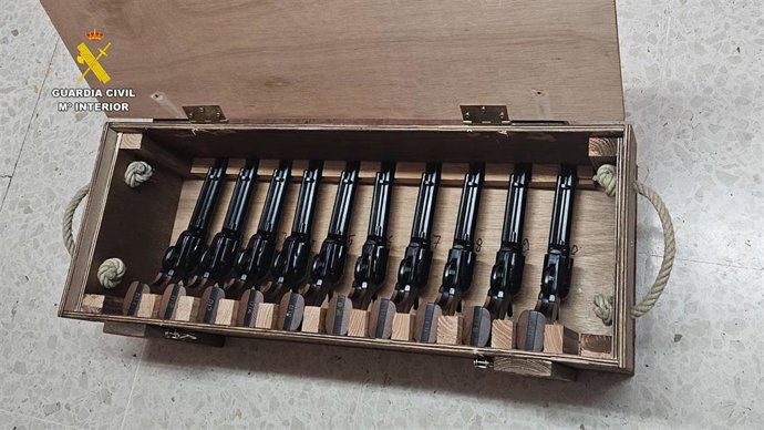 Caja de madera con parte de los revólveres de alarma intervenidos en Almería.