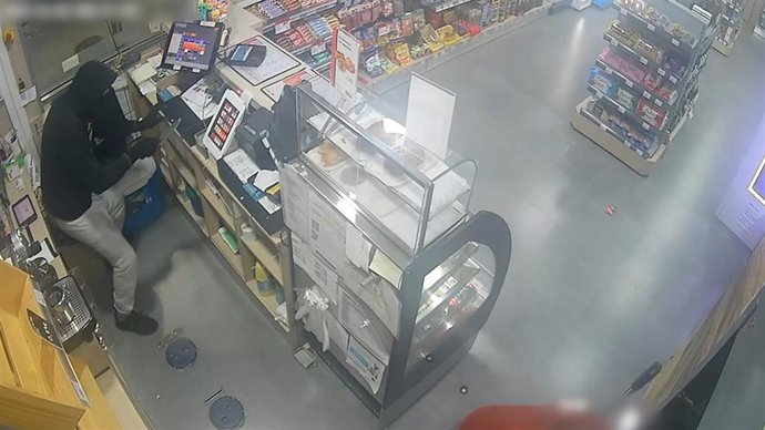 Imagen del robo en una estación de servicio de Azuqueca de Henares.