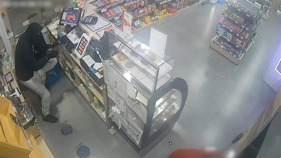 Imagen del robo en una estación de servicio de Azuqueca de Henares.