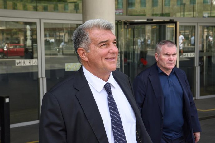 Archivo - Arquivo - O presidente do FC Barcelona, Joan Laporta (à esquerda), ao sair de depor como testemunha por suposto fraude ligado ao CF Reus Deportiu, perante a Ciutat de la Justícia, em 15 de julho de 2024, em Barcelona, Catalunha (Espanha). A titu