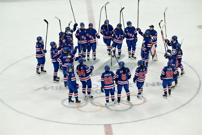 Las jugadoras estadounidenses celebran tras la semifinal de hockey sobre hielo femenino entre EE. UU. y Suecia en los Juegos Olímpicos de Invierno de 2026 en Milán-Cortina