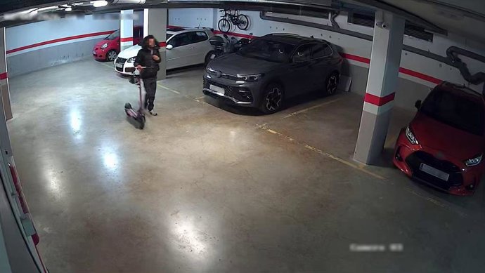 El presunto ladrón en un párking comunitario