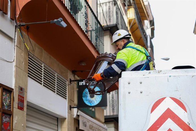Archivo - Actuaciones en las calles del centro histórico de Sevilla