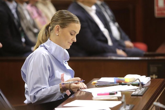 Archivo - La presidenta del Govern balear, Marga Prohens, en un pleno del Parlament