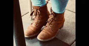 Desde la grasa hasta el agua: cómo eliminar cualquier mancha de los zapatos de ante con estos remedios