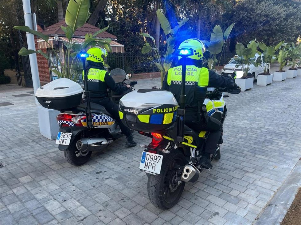 Archivo - Dos agentes en motos de la Policía Local de Algeciras (Cádiz)