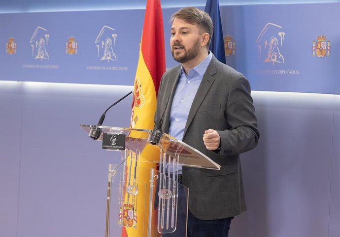 El diputat de Compromís Alberto Ibáñez durant una roda de premsa en el Congrés dels Diputats, a 16 de febrer del 2026, a Madrid (Espanya).