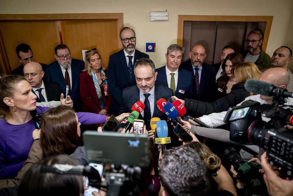 El alcalde de Móstoles, Manuel Bautista, durante un pleno extraordinario en el Ayuntamiento de Móstoles.
