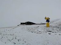 Tráfico autoriza el cierre del acceso a Sierra Nevada con personal de Cetursa cuando se llenan los parking
