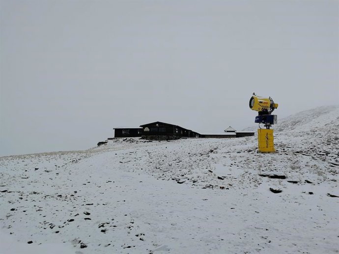 Archivo - Nieves sobre Sierra Nevada, en imagen de archivo