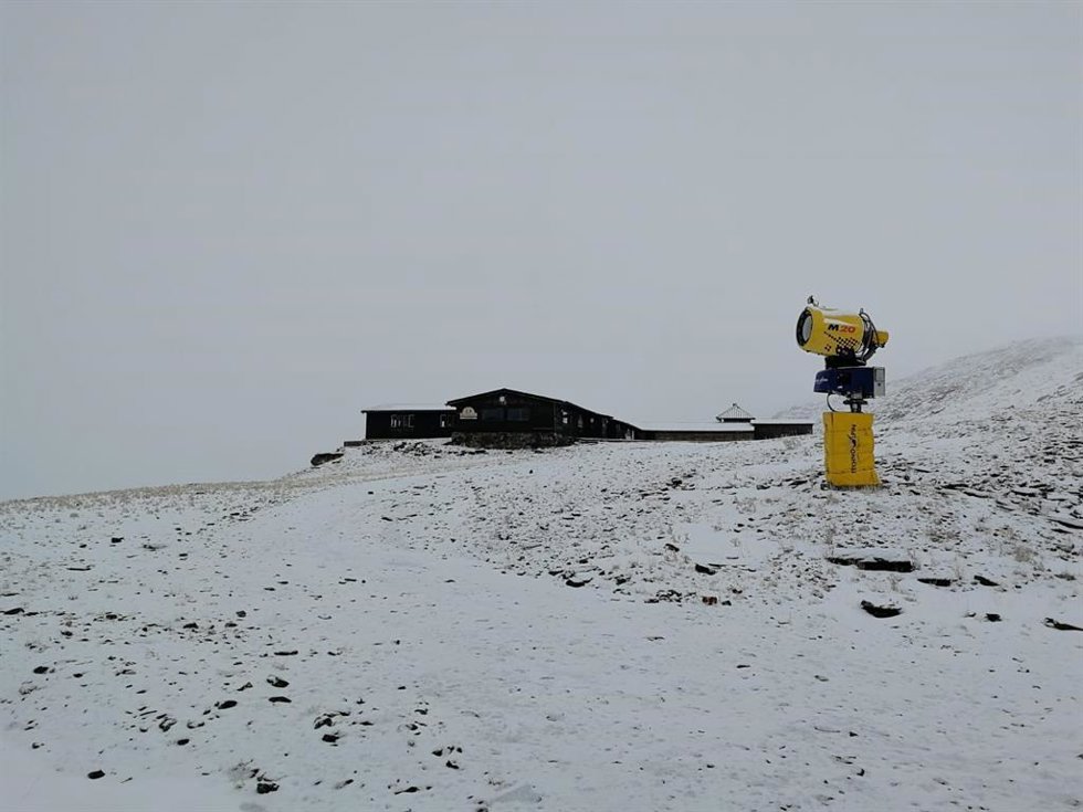 Archivo - Nieves sobre Sierra Nevada, en imagen de archivo