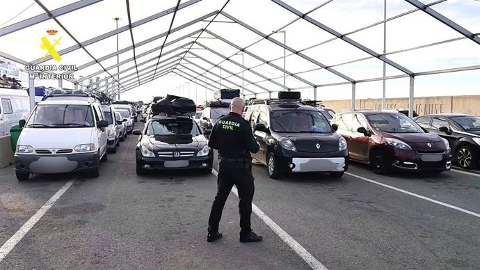 Seis detenidos tras desarticular una trama de exportación fraudulenta de vehículos en el puerto de Alicante
