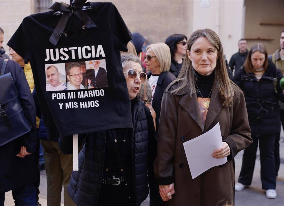 La presidenta de la Asociación de Víctimas Mortales de la DANA, Rosa Álvarez (d) durante una concentración, frente a Les Corts, a 24 de febrero de 2026, en Valencia