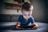 Foto: Pediatra advierte de que el uso de pantallas en niños genera frustración, déficit de atención y de descanso