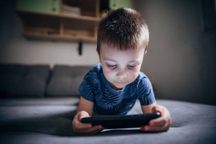 Archivo - Niño delante de una pantalla. 