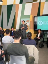 Foto: José Antonio Nieto comparte una charla sobre el 28F con alumnos del Colegio El Carmen, en Córdoba