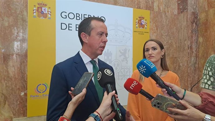 Archivo - El subdelegado del Gobierno en Almería, José María Martín, atiende a los medios de comunicación.