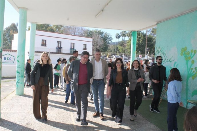 El delegado territorial de Desarrollo Educativo y Formación Profesional de la Junta de Andalucía en Cádiz, José Ángel Aparicio, junto a la ministra de Juventud e Infancia del Gobierno de España, Sira Rego, en su visita a colegios de Cádiz