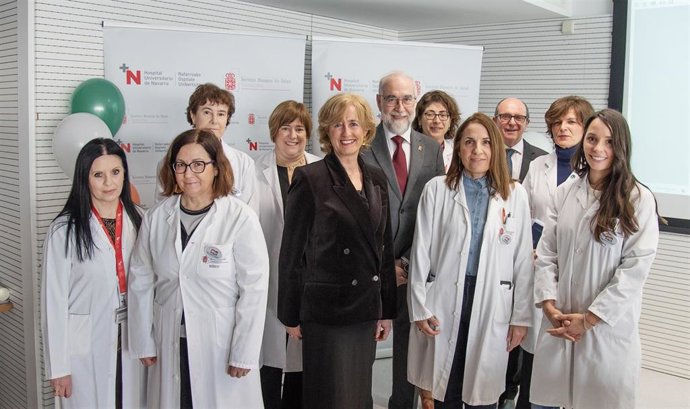 Representantes de la Gerencia, la Dirección de Cuidados y la Dirección Asistencial del HUN / NOU, junto con el consejero de Salud, Fernando Domínguez, y el gerente del SNS-O, Jon Guajardo