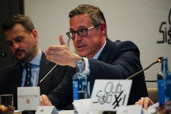 El secretario general del PP de Madrid, Alfonso Serrano, durante un coloquio organizado por la Comisión de Debates del Club Siglo XXI, a 23 de febrero de 2026, en Madrid (España).