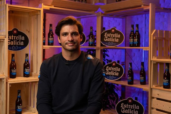 El piloto español de Fórmula 1 Carlos Sainz en un acto con Estrella Galicia 0,0