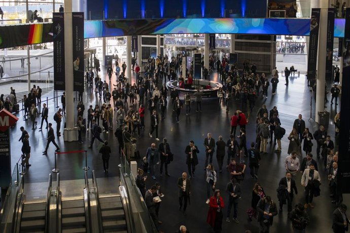 Archivo - Ambiente el primer día de la anterior edición del MWC, en el recinto Gran Via de Fira de Barcelona.
