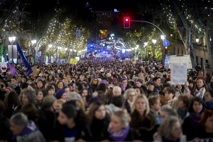 Archivo - Cientos de personas durante una concentración por el día de la Eliminación de la violencia contra las Mujeres, a 25 de noviembre de 2025, en Madrid (España). 