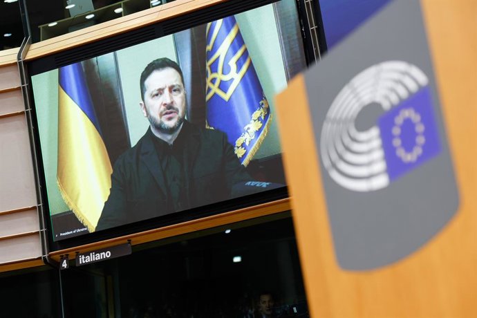 O presidente da Ucrânia, Volodimir Zelenksi, em uma intervenção em uma sessão plenária extraordinária do Parlamento Europeu pelo quarto aniversário da invasão russa ao seu país.