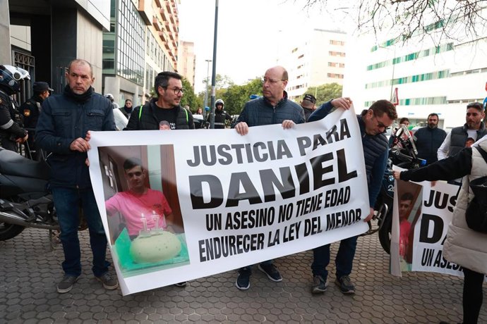 Familiares y vecinos del menor asesinado en Isla Mayor (Sevilla) en julio de 2025 durante una manifestación al inicio del juicio contra el presunto autor de los hechos en el Juzgado de Menores de Sevilla.