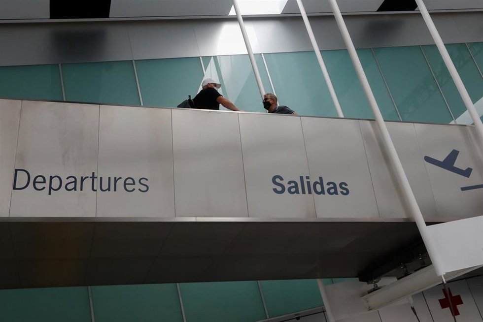Archivo - Pasajeros en el Aeropuerto Internacional de la Región de Murcia (AIRM)