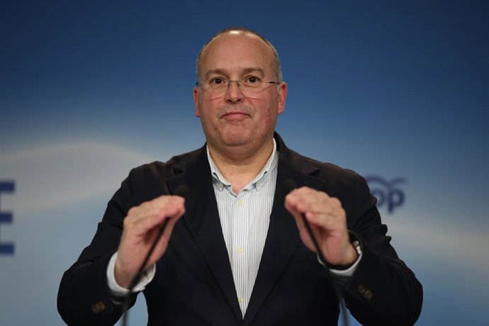 O secretário-geral do PP, Miguel Tellado, dá uma entrevista coletiva após a noite eleitoral na sede nacional do PP, em 8 de fevereiro de 2026, em Madri (Espanha). Os aragoneses foram às urnas para eleger seus representantes nas Cortes. 