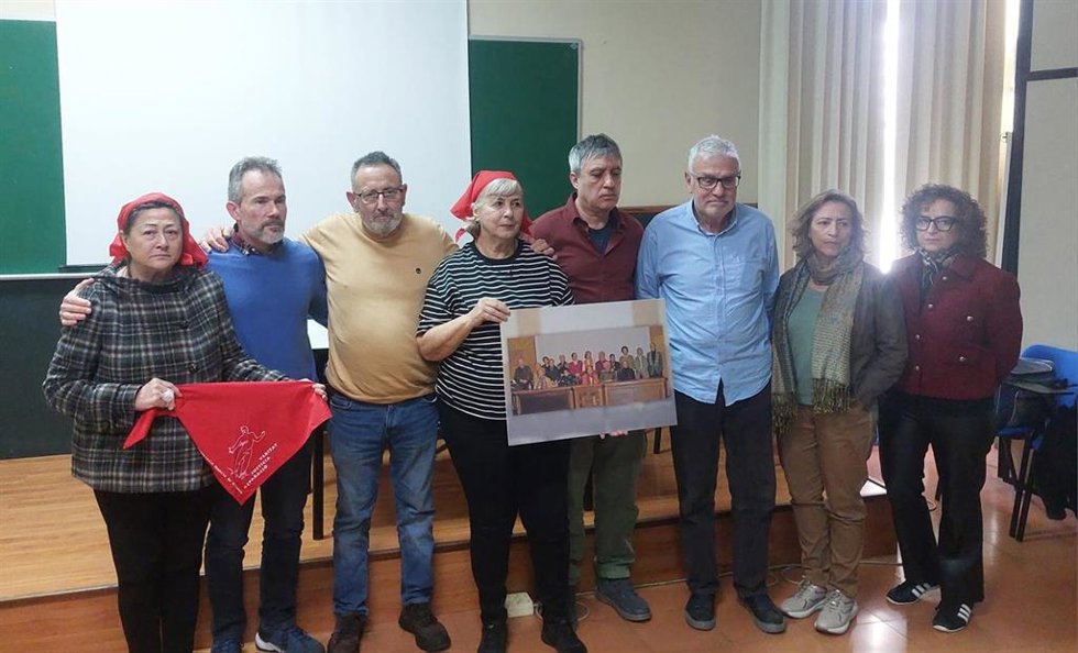 Miembros de Memria de Mallorca sostienen la foto de los fundadores de la entidad en su 20 aniversario.