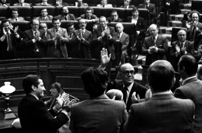 Archivo - MADRID, ESPAÑA - 25 DE FEBRERO DE 1981: Reanudación de la sesión plenaria en el Congreso de los Diputados para la investidura de Leopoldo Calvo Sotelo como Presidente del Gobierno después del intento de Golpe de Estado fallido el día 23 de febre