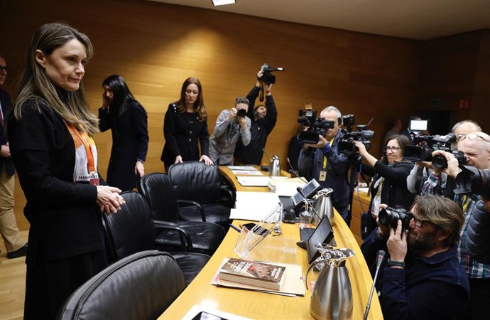 La presidenta de la Asociación de Víctimas Mortales de la DANA 29-O, Rosa Álvarez (i), a su llegada a la comisión de investigación de la dana, en Les Corts, a 24 de febrero de 2026, en Valencia, Comunidad Valenciana (España). Hoy continúan las comparecenc