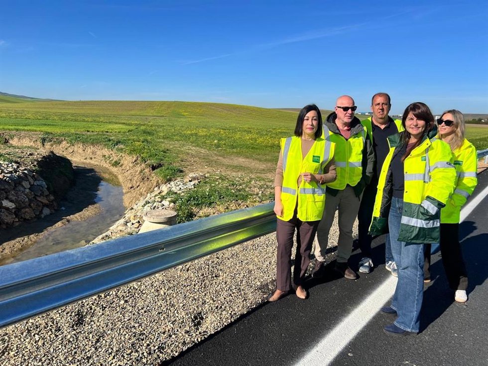 La diputada del Área de Cohesión Territorial, Teresa Jiménez, visita la SE-3410 y la SE-4108, dos de las carreteras de la red provincial que sufrieron daños tras las luvias intensas del año pasado.