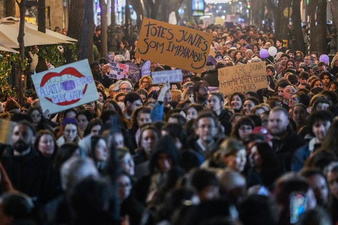Archivo - Decenas de personas durante la manifestación de la Coordinadora Feminista de Valencia por el 8M en la convocatoria de 2025.