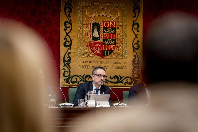 El alcalde de Móstoles, Manuel Bautista, durante un pleno extraordinario en el Ayuntamiento de Móstoles, a 24 de febrero de 2026, en Móstoles, Madrid (España).