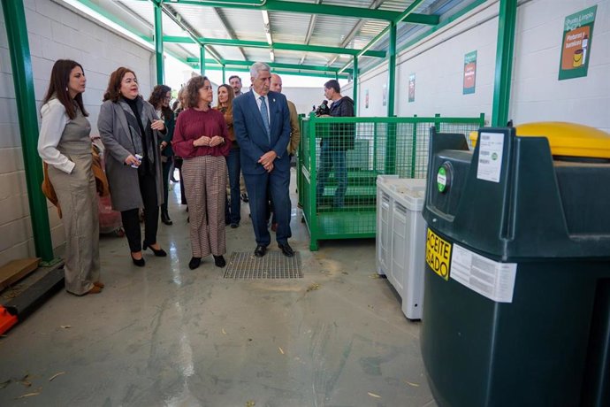 La consejera de Sostenibilidad y Medio Ambiente de la Junta de Andalucía, Catalina García, y el alcalde de Chipiona, Luis Mario Aparcero, en el nuevo punto limpio de esta localidad, que se ha inaugurado este martes.