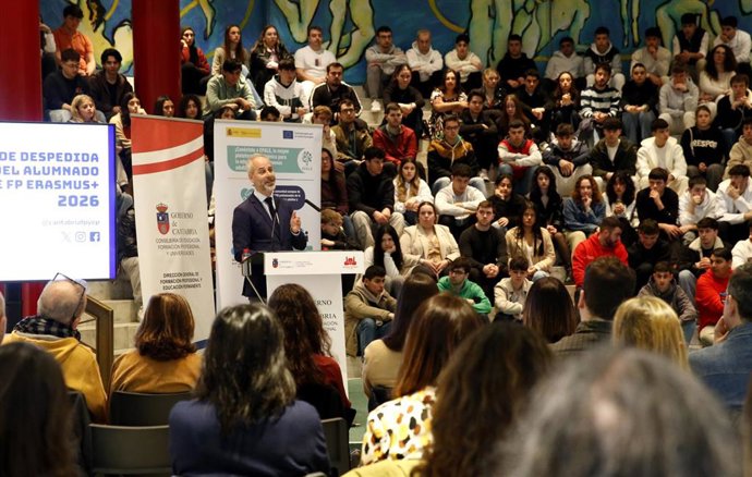 El consejero de Educación, Formación Profesional y Universidades, Sergio Silva, asiste al acto despedida de los estudiantes de Formación Profesional Erasmus+ que inician su Formación en Empresas de distintos países de Europa