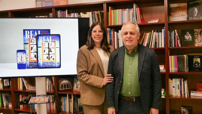 La diputada de Cultura, Cine e Identidad Almeriense, Almudena Morales, junto al director del IEA, Mario Pulido, durante la presentación del noveno número de la revista REAL.